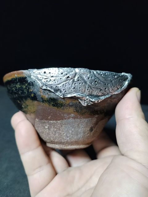古玩陶瓷南宋建窯烏金釉藍(lán)斑建盞主人杯品相如圖口沿環(huán)保錫修復(fù)荷葉造型拍賣,當(dāng)前價(jià)格2000元