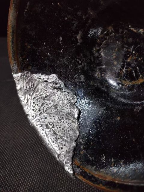 古玩陶瓷南宋建窯烏金釉藍(lán)斑建盞主人杯品相如圖口沿環(huán)保錫修復(fù)荷葉造型拍賣,當(dāng)前價(jià)格2000元