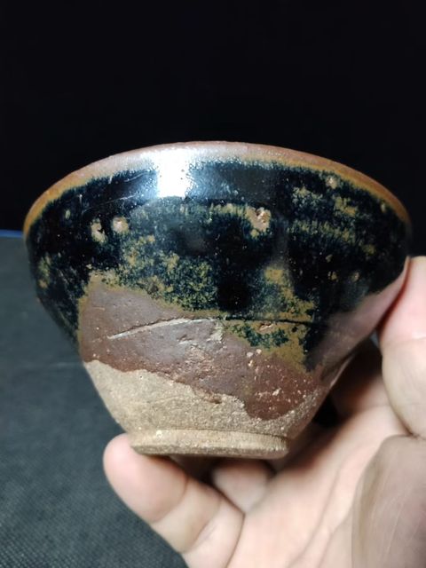 古玩陶瓷南宋建窯烏金釉藍(lán)斑建盞主人杯品相如圖口沿環(huán)保錫修復(fù)荷葉造型拍賣,當(dāng)前價(jià)格2000元