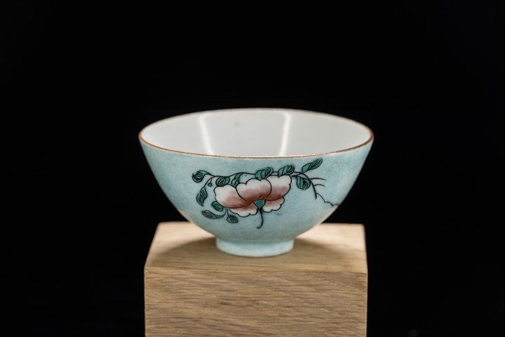 古玩陶瓷綠松石釉地折枝花卉紋粉彩小碗真品鑒賞圖