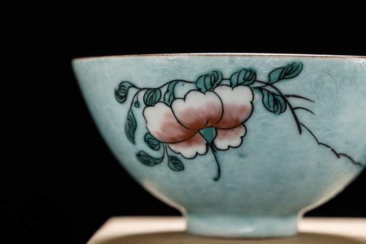古玩陶瓷綠松石釉地折枝花卉紋粉彩小碗真品鑒賞圖