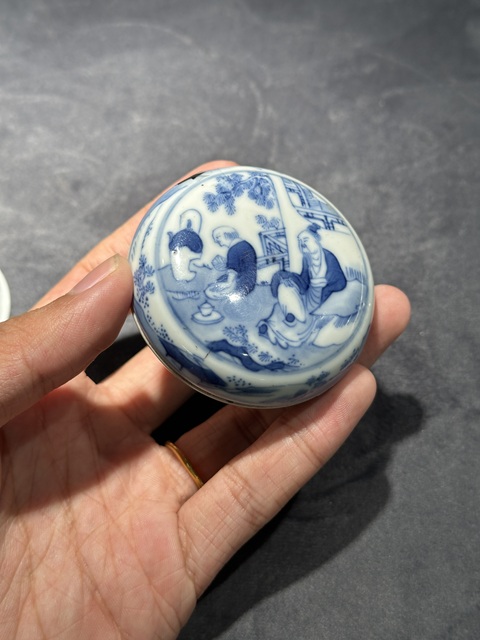 古玩陶瓷人物紋青花印泥盒真品鑒賞圖