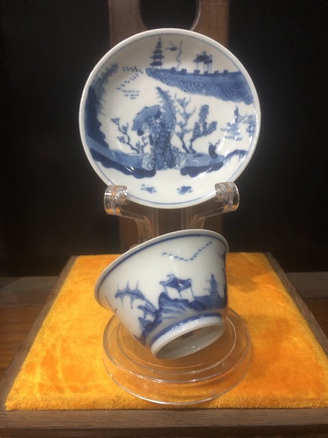 古玩陶瓷山水紋青花杯盤真品鑒賞圖