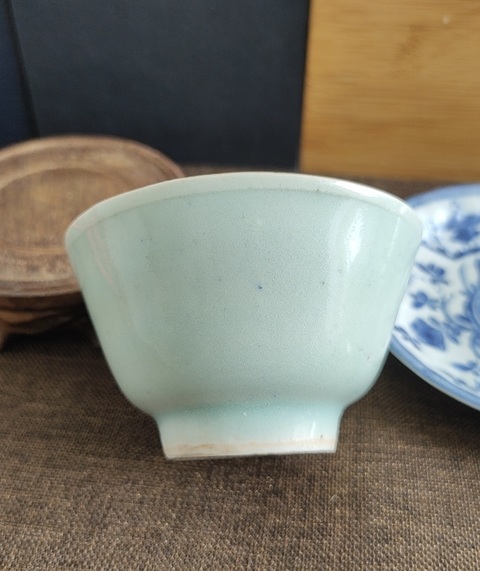 古玩陶瓷豆青釉杯真品鑒賞圖