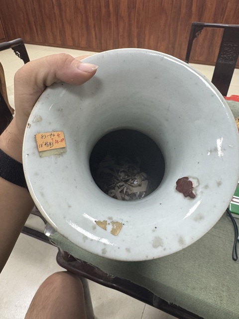古玩陶瓷花卉紋雙鋪首撇口瓶真品鑒賞圖