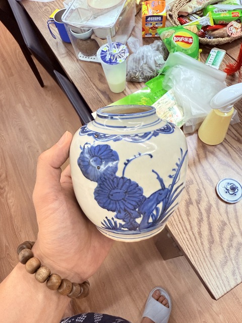 古玩陶瓷花卉紋青花罐真品鑒賞圖