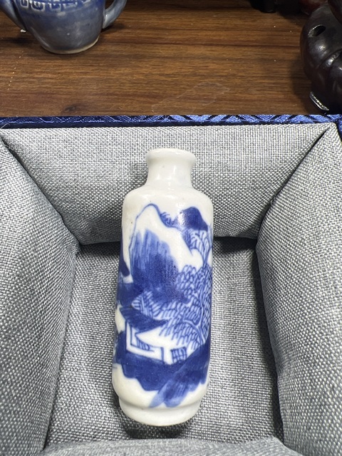 古玩陶瓷青花山水人物紋鼻煙壺真品鑒賞圖