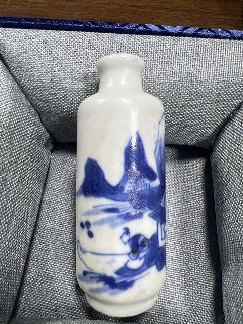 古玩陶瓷青花山水人物紋鼻煙壺真品鑒賞圖