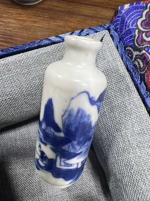 古玩陶瓷青花山水人物紋鼻煙壺真品鑒賞圖