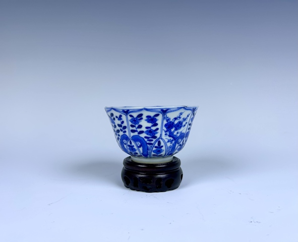 古玩陶瓷清晚期·青花花卉杯拍賣,當前價格0元