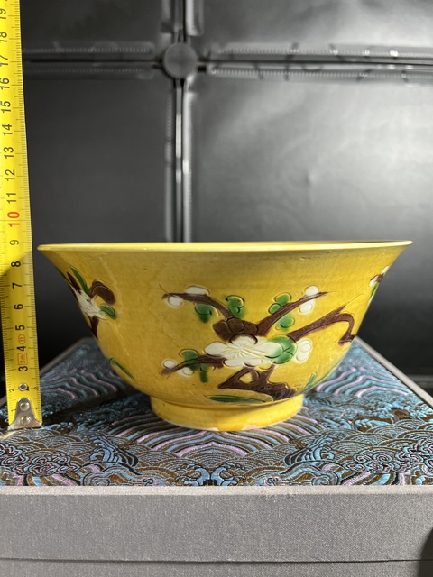 古玩陶瓷黃地素三彩梅紋碗真品鑒賞圖