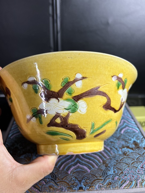 古玩陶瓷黃地素三彩梅紋碗真品鑒賞圖
