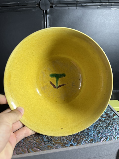 古玩陶瓷黃地素三彩梅紋碗真品鑒賞圖