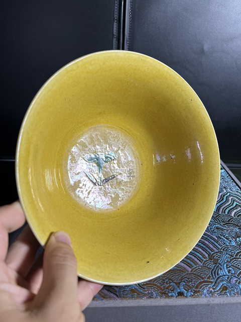 古玩陶瓷黃地素三彩梅紋碗真品鑒賞圖