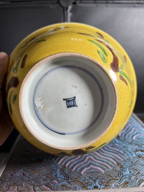 古玩陶瓷黃地素三彩梅紋碗真品鑒賞圖