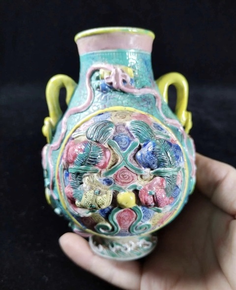 古玩陶瓷粉彩堆塑獅紋琵琶尊真品鑒賞圖