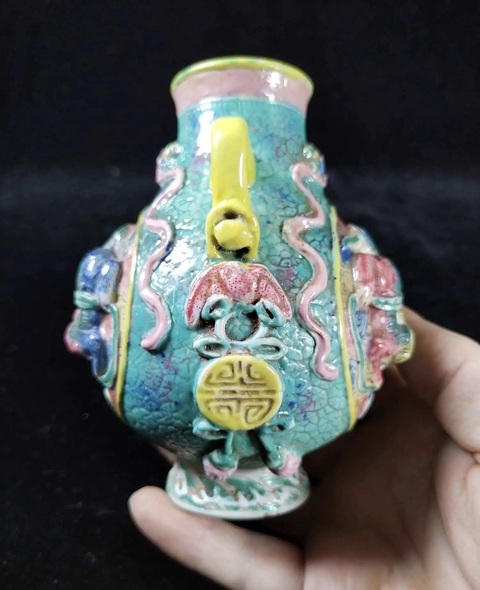 古玩陶瓷粉彩堆塑獅紋琵琶尊真品鑒賞圖