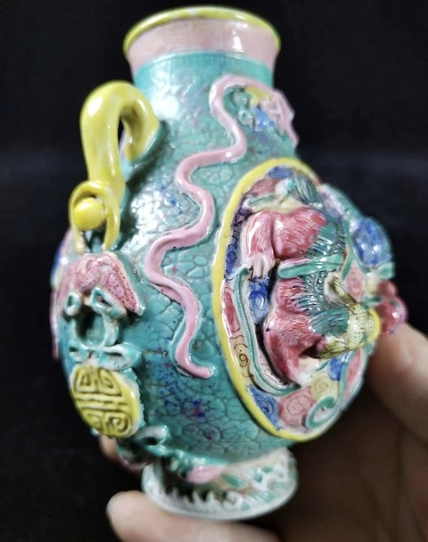 古玩陶瓷粉彩堆塑獅紋琵琶尊真品鑒賞圖