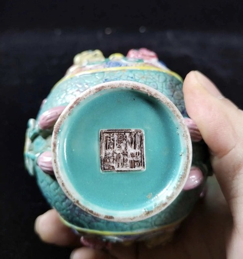 古玩陶瓷粉彩堆塑獅紋琵琶尊真品鑒賞圖