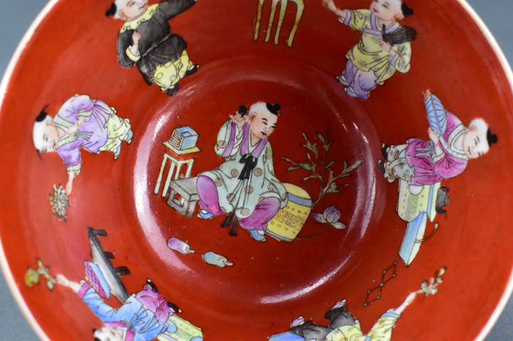 古玩陶瓷珊瑚紅地粉彩嬰戲圖茶碗真品鑒賞圖