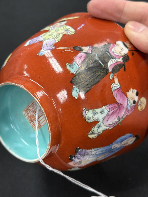 古玩陶瓷珊瑚紅地粉彩嬰戲圖茶碗真品鑒賞圖