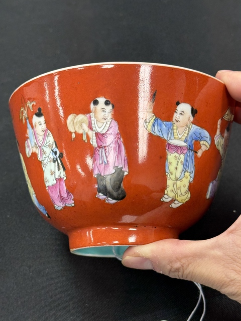 古玩陶瓷珊瑚紅地粉彩嬰戲圖茶碗真品鑒賞圖
