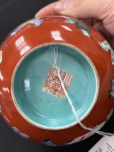 古玩陶瓷珊瑚紅地粉彩嬰戲圖茶碗真品鑒賞圖
