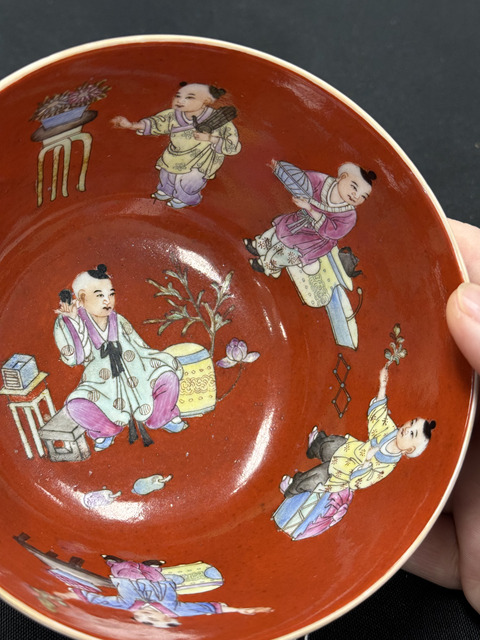 古玩陶瓷珊瑚紅地粉彩嬰戲圖茶碗真品鑒賞圖