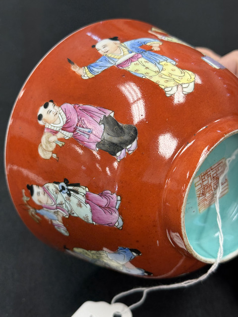 古玩陶瓷珊瑚紅地粉彩嬰戲圖茶碗真品鑒賞圖