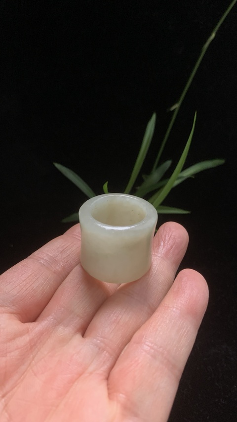 古玩玉器清代和田玉雕“素紋扳指”拍賣,當(dāng)前價(jià)格8800元