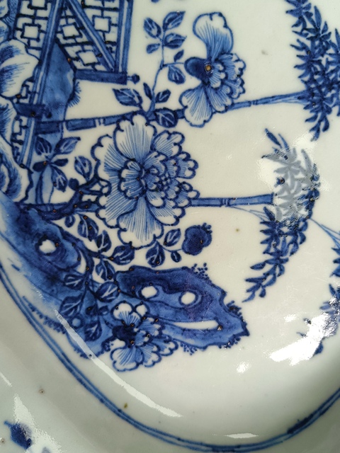 古玩陶瓷花卉紋青花盤真品鑒賞圖