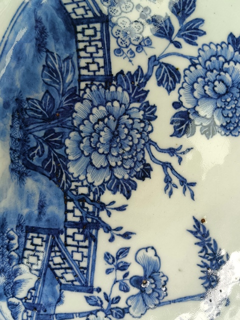 古玩陶瓷花卉紋青花盤真品鑒賞圖