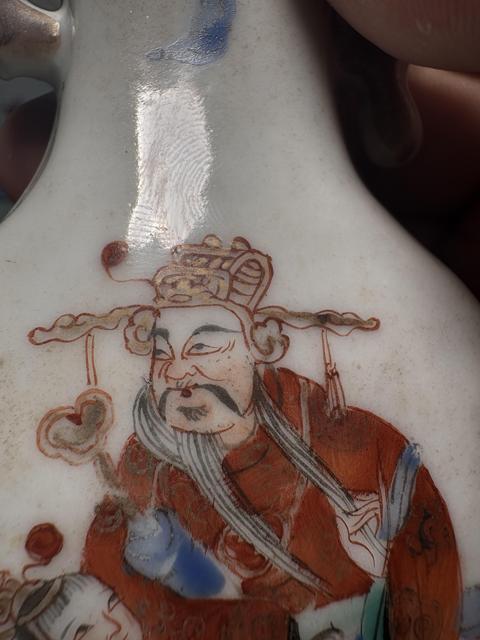 古玩陶瓷清代粉彩天官賜福壁瓶真品鑒賞圖