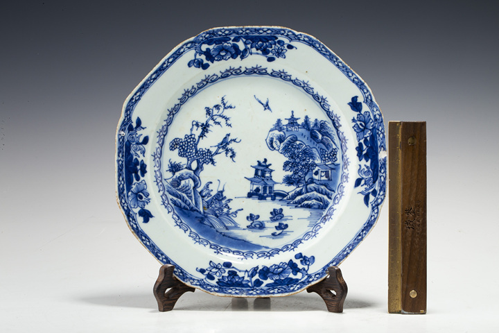 古玩陶瓷清中·青花山水樓閣花鳥紋八方盤真品鑒賞圖