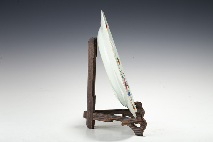 古玩陶瓷清乾隆·粉彩洞石花竹紋折沿盤真品鑒賞圖