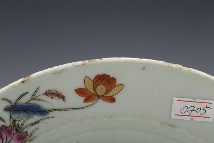 古玩陶瓷清乾隆·粉彩洞石花竹紋折沿盤真品鑒賞圖