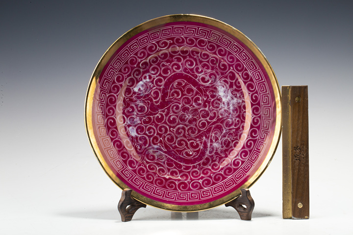 古玩陶瓷民國·胭脂紅描金穿花龍紋折沿盤一對真品鑒賞圖