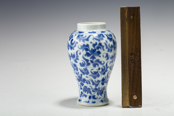 古玩陶瓷清康熙·青花纏枝花卉紋小瓶拍賣,當前價格836元