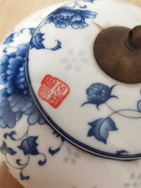古玩陶瓷花卉紋蓋罐真品鑒賞圖