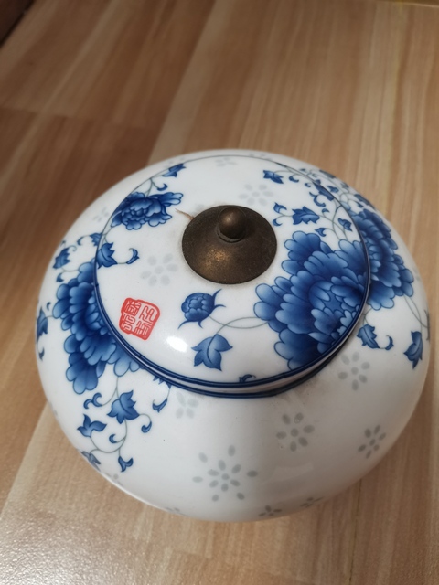 古玩陶瓷花卉紋蓋罐真品鑒賞圖