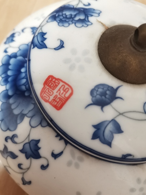 古玩陶瓷花卉紋蓋罐真品鑒賞圖