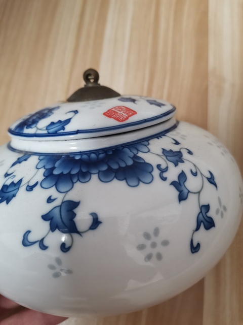 古玩陶瓷花卉紋蓋罐真品鑒賞圖
