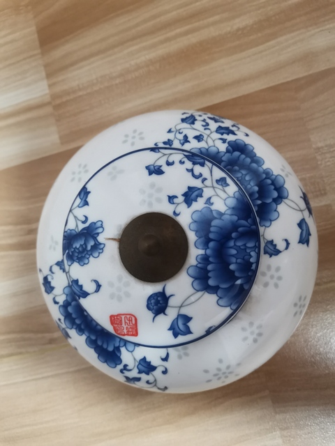 古玩陶瓷花卉紋蓋罐真品鑒賞圖