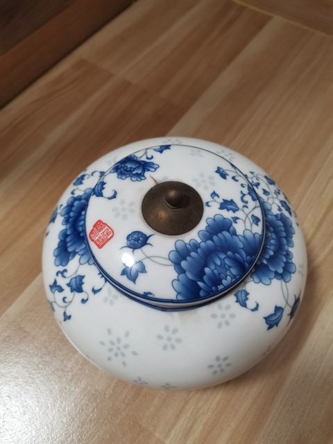 古玩陶瓷花卉紋蓋罐真品鑒賞圖