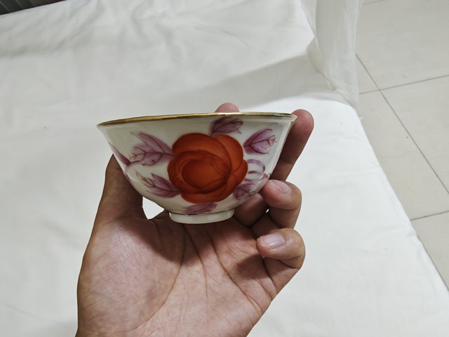 古玩陶瓷花卉紋盤真品鑒賞圖