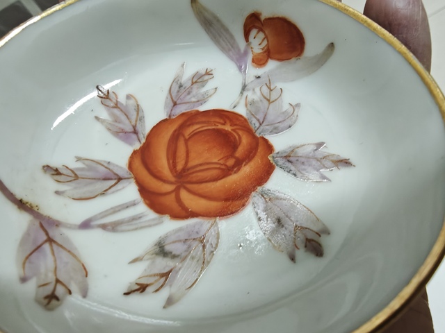 古玩陶瓷花卉紋盤真品鑒賞圖
