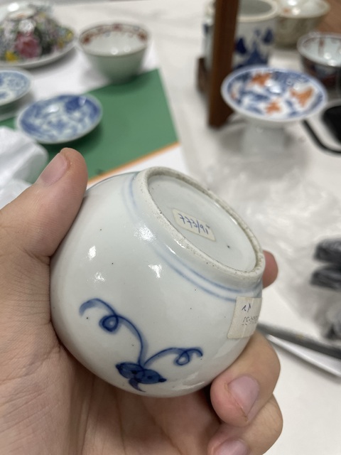 古玩陶瓷清中期青花渣斗真品鑒賞圖