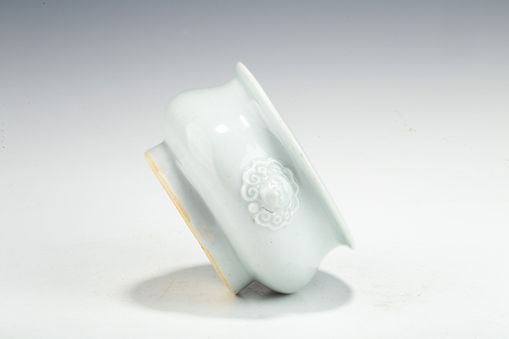 古玩陶瓷清中晚·白釉獅耳香爐拍賣,當前價格0元