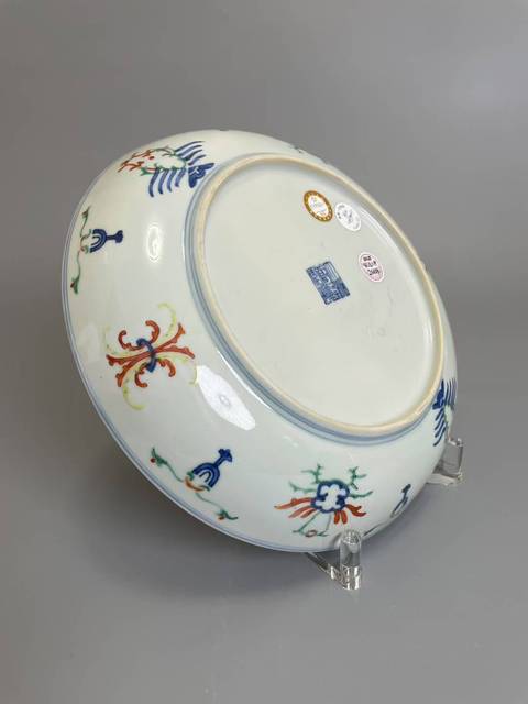 古玩陶瓷斗彩忍冬紋盤真品鑒賞圖