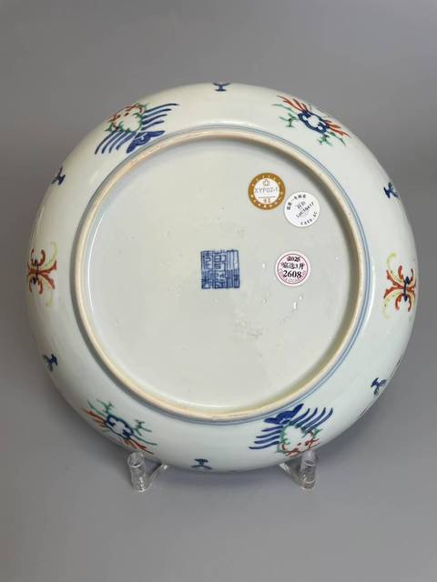 古玩陶瓷斗彩忍冬紋盤真品鑒賞圖